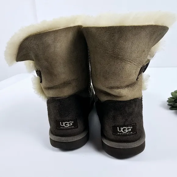UGG Australia Boots Bailey Button Sheepskin Shearling Winter 5838 Size 9 Women’s