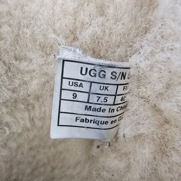 UGG Australia Boots Bailey Button Sheepskin Shearling Winter 5838 Size 9 Women’s