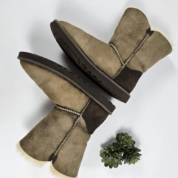 UGG Australia Boots Bailey Button Sheepskin Shearling Winter 5838 Size 9 Women’s