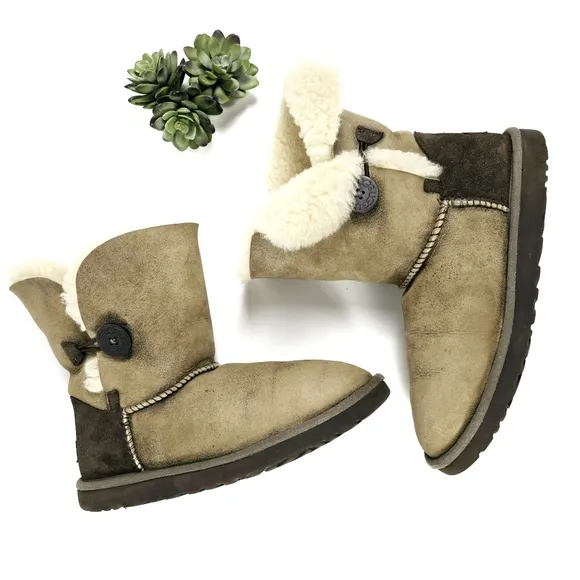 UGG Australia Boots Bailey Button Sheepskin Shearling Winter 5838 Size 9 Women’s