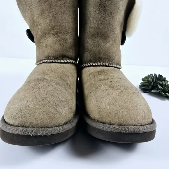 UGG Australia Boots Bailey Button Sheepskin Shearling Winter 5838 Size 9 Women’s