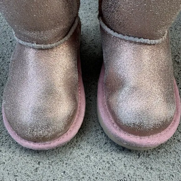 UGG AUSTRALIA Classic Metallic Pink Girls Boots 6 EU 22 Rose Gold Toddler Girl