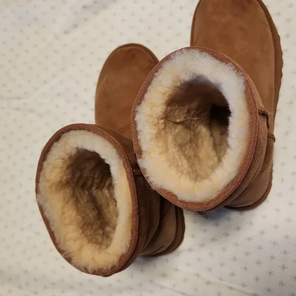 UGG Australia Classic Short II tan shearling boots sz 8