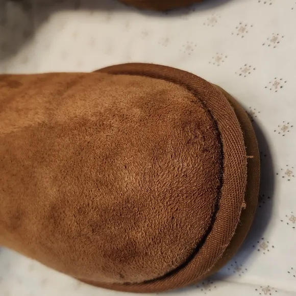 UGG Australia Classic Short II tan shearling boots sz 8