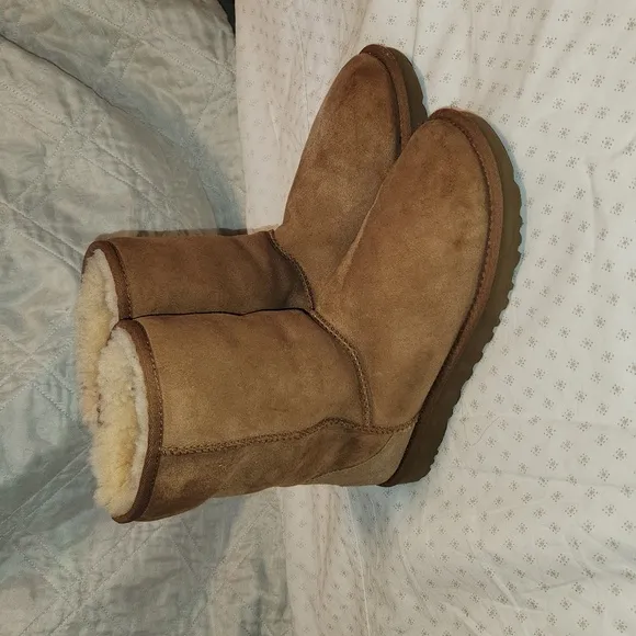 UGG Australia Classic Short II tan shearling boots sz 8