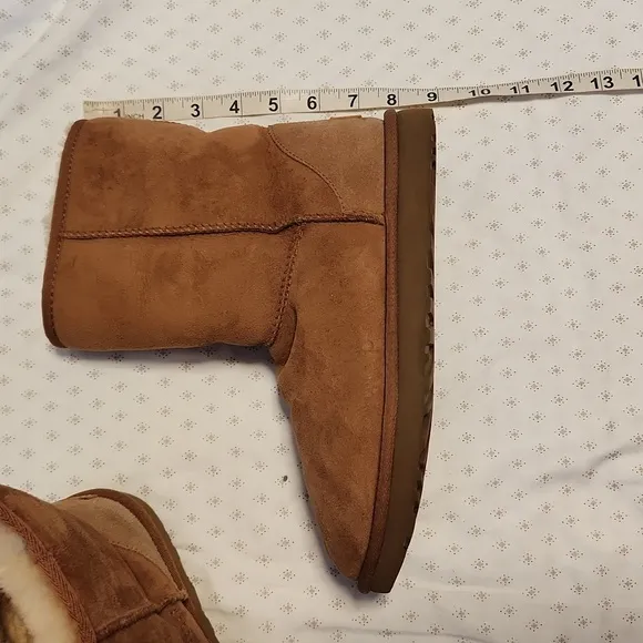 UGG Australia Classic Short II tan shearling boots sz 8