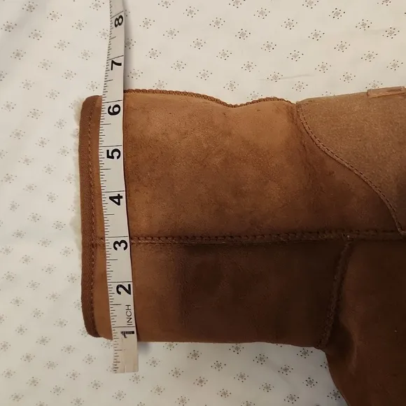 UGG Australia Classic Short II tan shearling boots sz 8