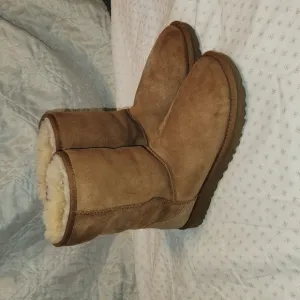 UGG Australia Classic Short II tan shearling boots sz 8