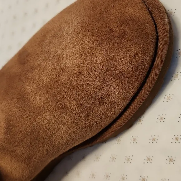 UGG Australia Classic Short II tan shearling boots sz 8