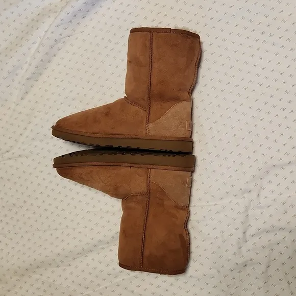 UGG Australia Classic Short II tan shearling boots sz 8