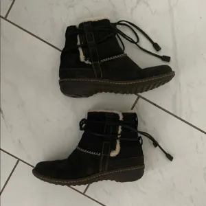 UGG Australia Sheepskin Shearling Leather Suede Lace-Up Black Winter Ankle Boots