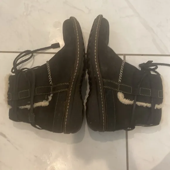 UGG Australia Sheepskin Shearling Leather Suede Lace-Up Black Winter Ankle Boots