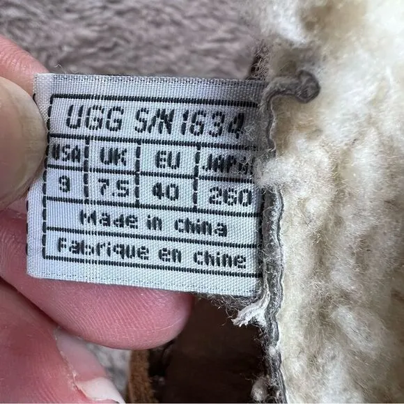 Ugg Australia S/N 1634 Leather and Sheepskin Lace Up Boots