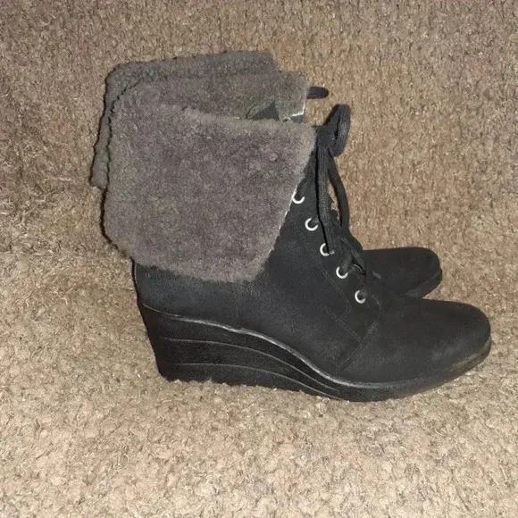 UGG Australia ZEA-Black Oiled Leather Wedge/Shearling Ankle Boots-Sz 8-Excellent