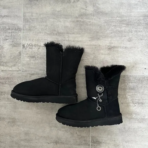 Ugg Bailey Button II Water Resistant Genuine Shearling Boot women’s size…