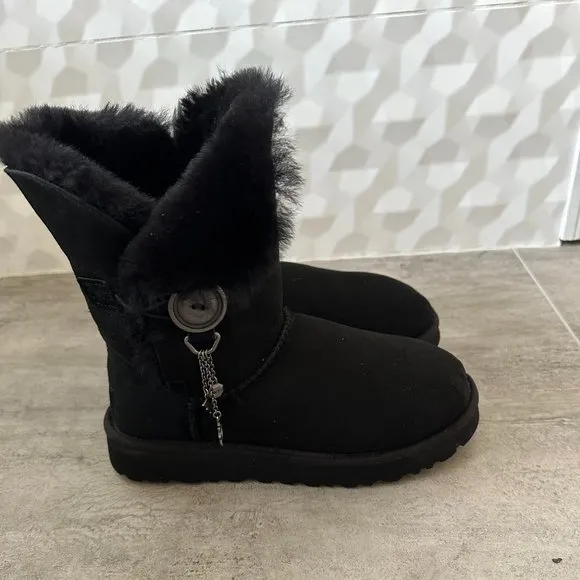 Ugg Bailey Button II Water Resistant Genuine Shearling Boot women’s size…