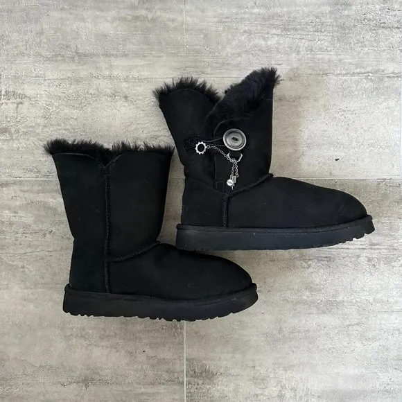 Ugg Bailey Button II Water Resistant Genuine Shearling Boot women’s size…