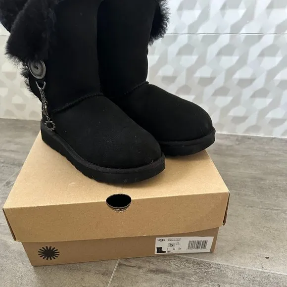 Ugg Bailey Button II Water Resistant Genuine Shearling Boot women’s size…