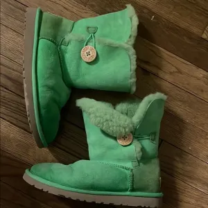 Ugg Bailey Button Shearling-Lined Boots in Green