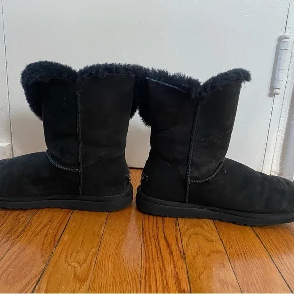 UGG Bailey Button Short Black Suede Shearling Boots Size 9