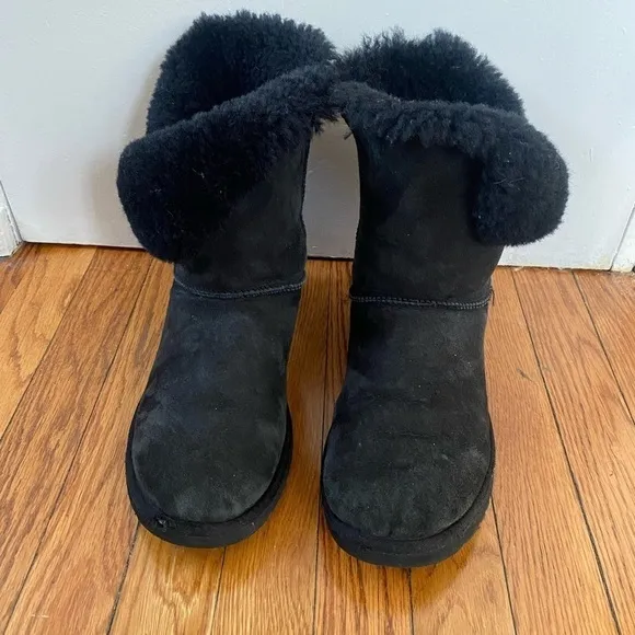 UGG Bailey Button Short Black Suede Shearling Boots Size 9