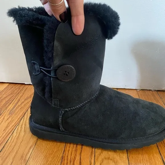 UGG Bailey Button Short Black Suede Shearling Boots Size 9