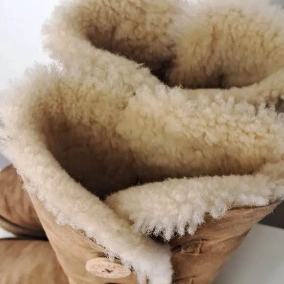 UGG Bailey Triplet Boot Chestnut 3 Button Sherpa Lined Suede 8 39 Mid Calve Y2K
