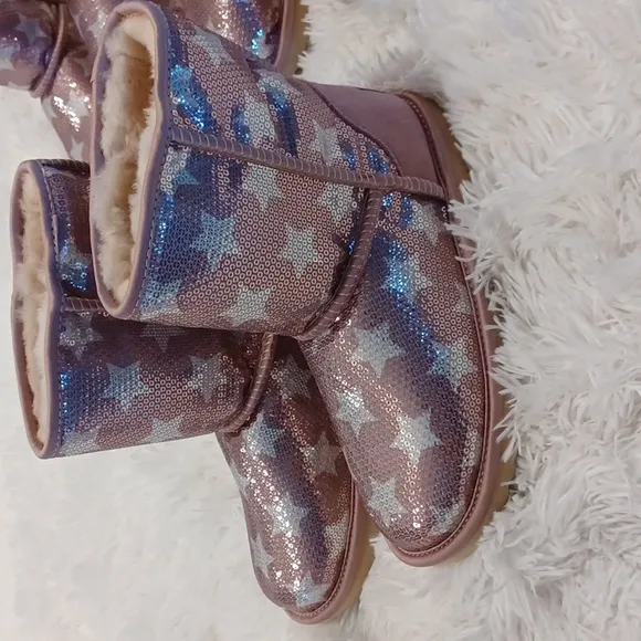 UGG® Big Girls Short Classic Rose Star Design Shearling Lined Winter Boots NEW