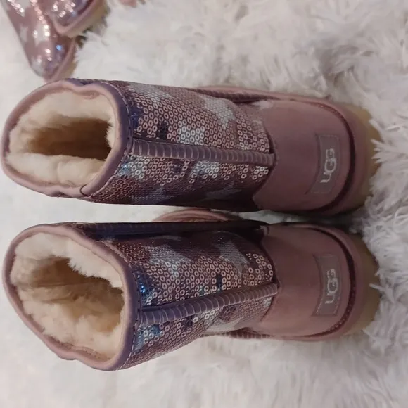 UGG® Big Girls Short Classic Rose Star Design Shearling Lined Winter Boots NEW
