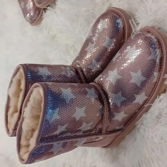 UGG® Big Girls Short Classic Rose Star Design Shearling Lined Winter Boots NEW