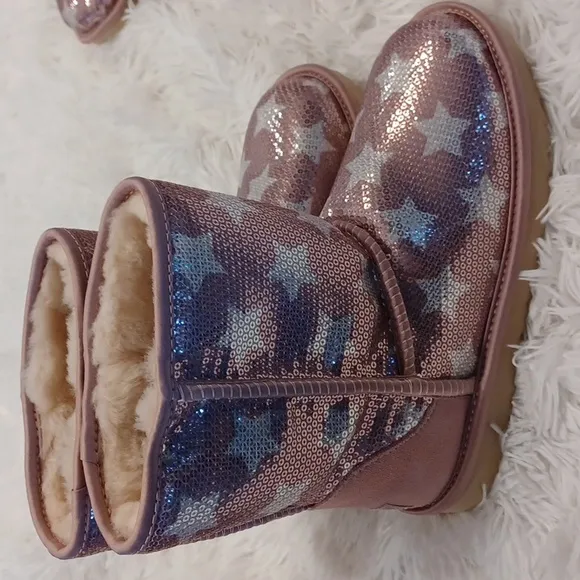 UGG® Big Girls Short Classic Rose Star Design Shearling Lined Winter Boots NEW