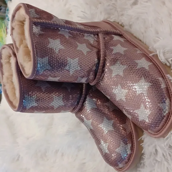 UGG® Big Girls Short Classic Rose Star Design Shearling Lined Winter Boots NEW