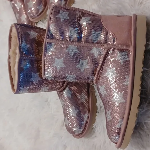 UGG® Big Girls Short Classic Rose Star Design Shearling Lined Winter Boots NEW