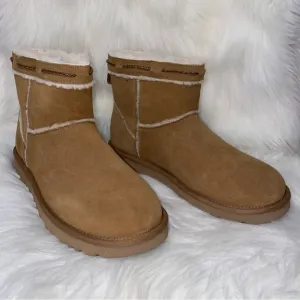 UGG boots woman size 10 New in box