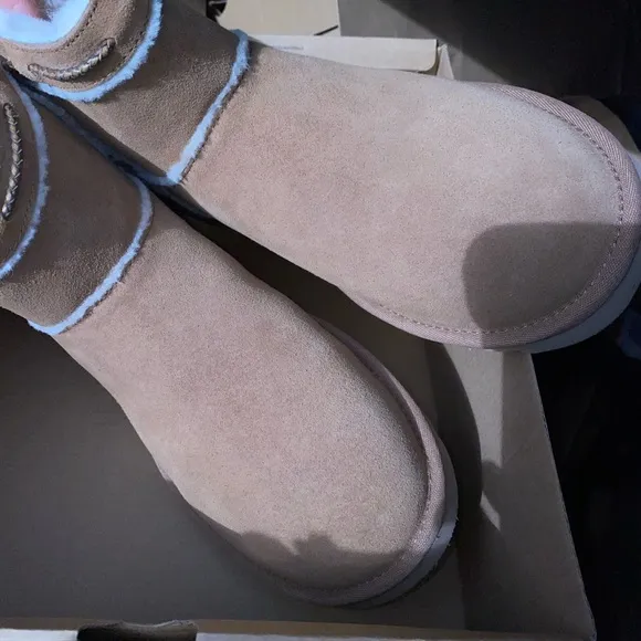 UGG boots woman size 10 New in box