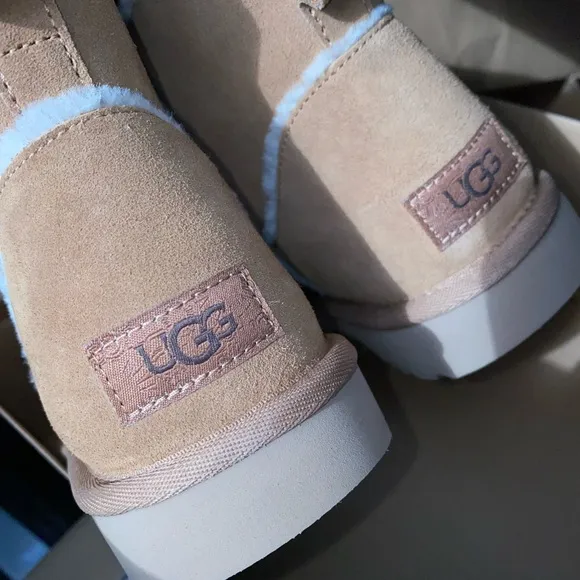 UGG boots woman size 10 New in box