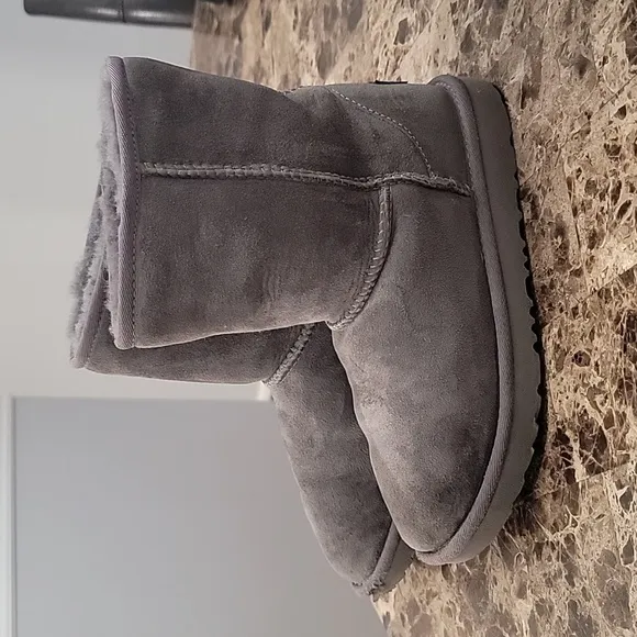 UGG Classic Short II Youth Boots Size 4