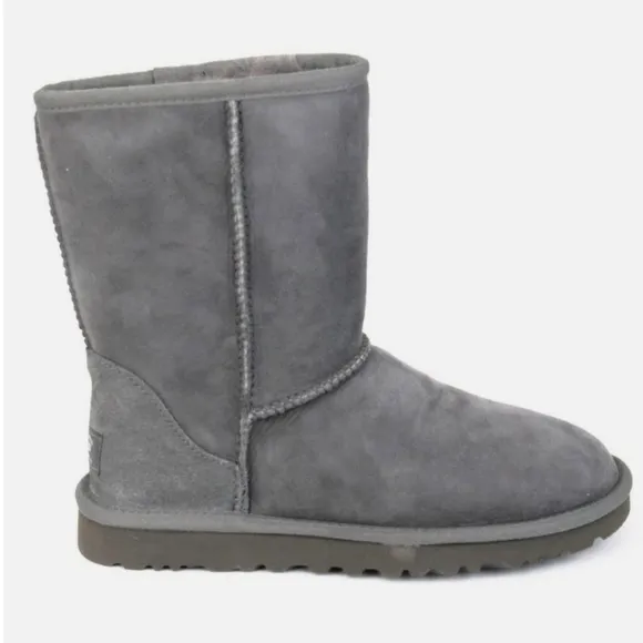 UGG Classic Short II Youth Boots Size 4