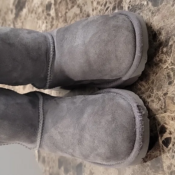 UGG Classic Short II Youth Boots Size 4