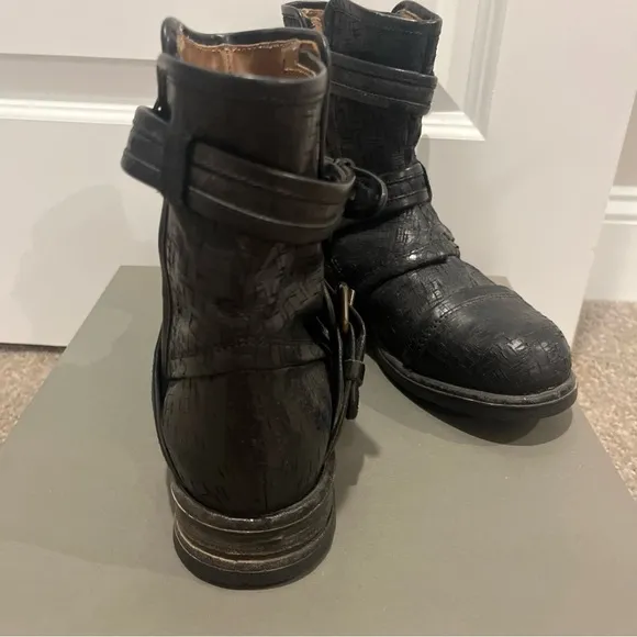 Ugg Collection Elisabeta Black Moto Boots size 7 weave made in Italy buckles