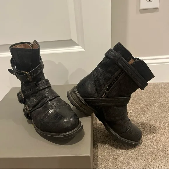 Ugg Collection Elisabeta Black Moto Boots size 7 weave made in Italy buckles