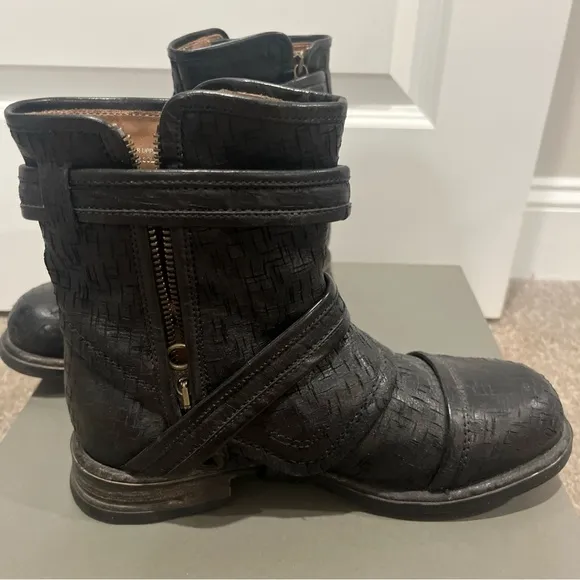 Ugg Collection Elisabeta Black Moto Boots size 7 weave made in Italy buckles