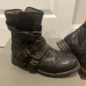 Ugg Collection Elisabeta Black Moto Boots size 7 weave made in Italy buckles