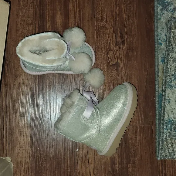 UGG Gita Cream Fur Pom Silver Metallic Leather/Lilac  Shearling Boots r Size 7