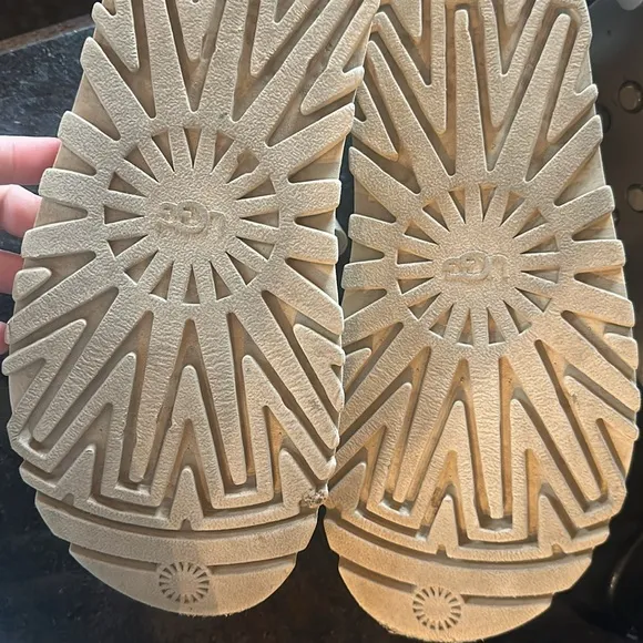 UGG GOLDENGLOW SANDAL, size 8