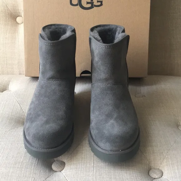 UGG Grey Cory II Genuine Shearling Lined Boots Sz 5.5 US