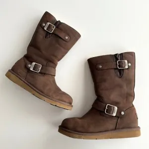 Ugg Kensington EUC Pull On Two Buckle Brown Nubuck Shearling Mid Calf Boots 6