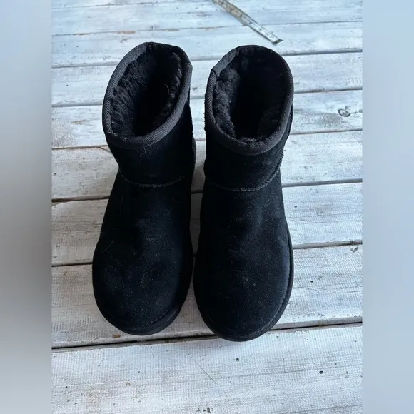 Ugg | kids | class mini boot | plush lining  | black | branded | suede | 5