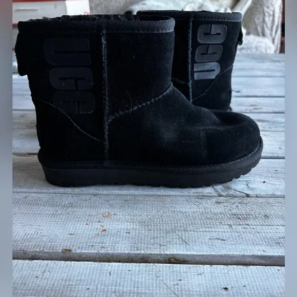 Ugg | kids | class mini boot | plush lining  | black | branded | suede | 5