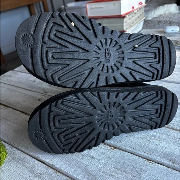 Ugg | kids | class mini boot | plush lining  | black | branded | suede | 5